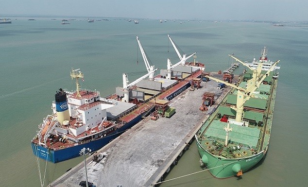 ​JIIPE Gresik工業區的港口的存在使該行業受益