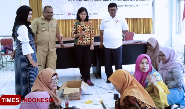 Residents in Gresik Trained to Use Cooking Oil Waste as Washing Soap